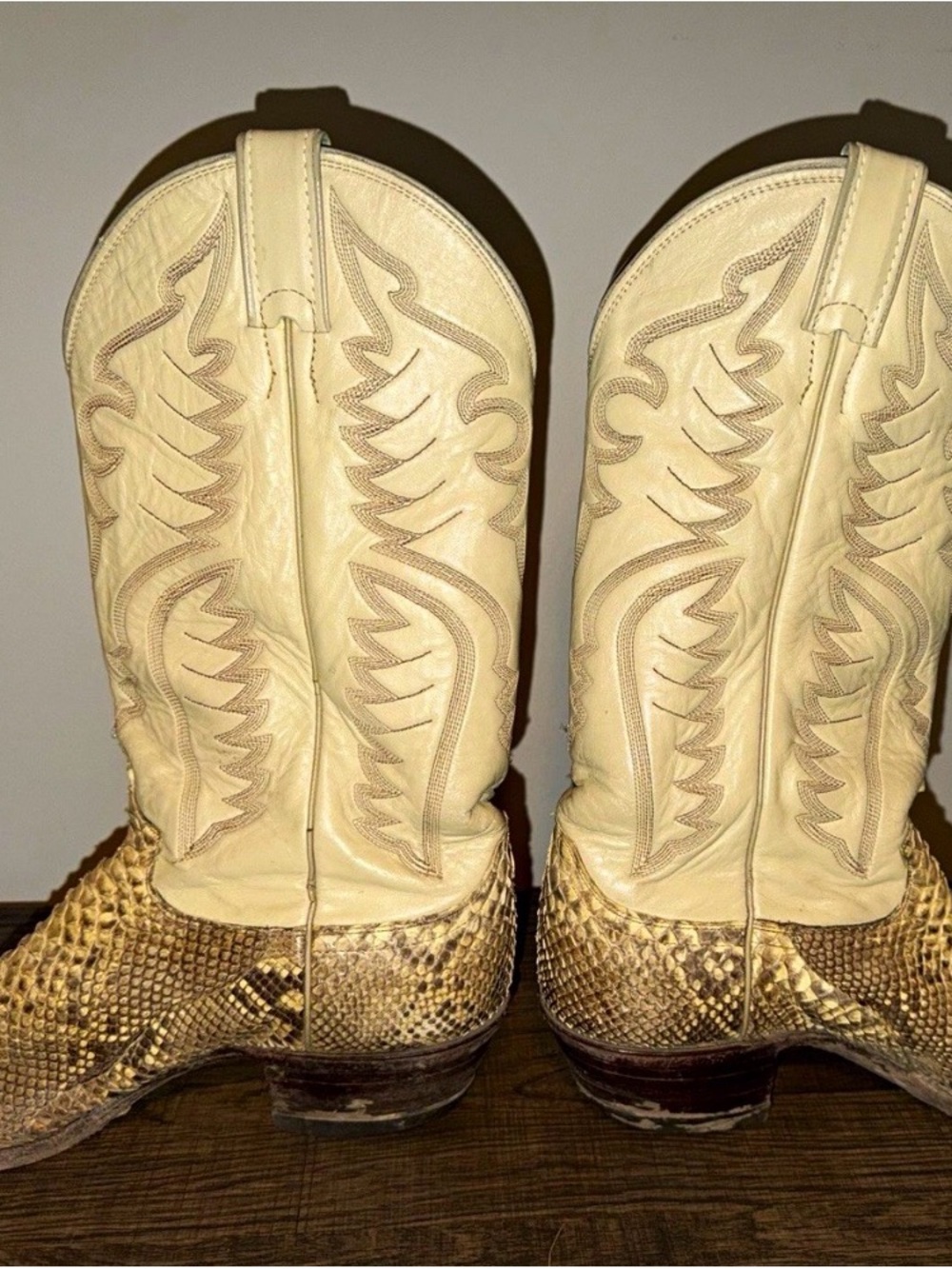 Vintage 1970s Justin’s Men’s snakeskin & leather cowboy boots. Men’s 9D